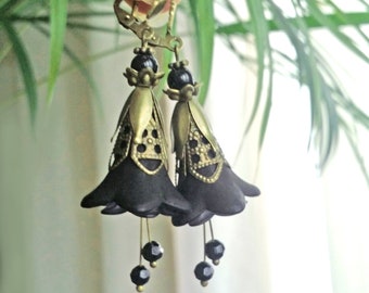 Boucles d'oreilles noires avec fleur de lys et filigrane, boucles d'oreilles pendantes avec fleur de lys noir, bijoux floraux noir