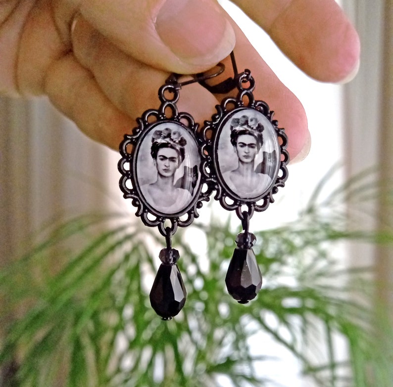 Boho Frida earrings, vintage style Frida earrings in black and white, Frida jewelry, special gift for Frida lovers, gift for best frend image 8