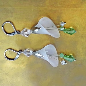 Boucles d'oreilles blanches avec fleurs Calas, boucles d'oreilles longues avec fleuries blanches, cadeau pour femme, cadeau Saint Valentin image 8