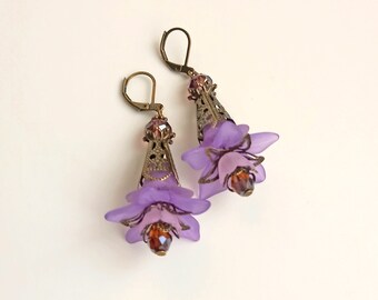 Purple earrings with lily flower, lilac boho floral earrings, gift for mother, gift for woman, handmade jewelry,lucite flower lilac earrings