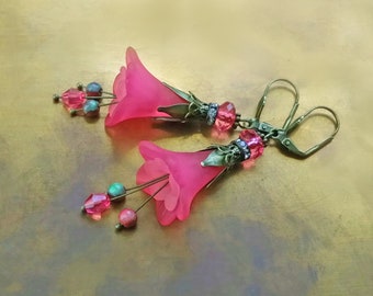 Boucles d'oreilles fuchsia avec fleurs de lys et filigrane,boucles d'oreilles pendantes florales fuchsia, boucles d'oreilles boho pour femme