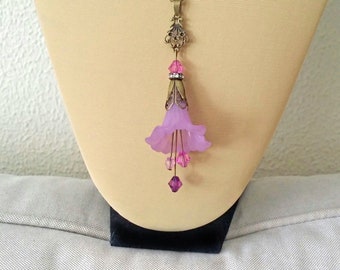 Collier long avec fleur de lys lilas, collier bohème floral, collier romantique, cadeau pour femme, bijoux fleur de lys