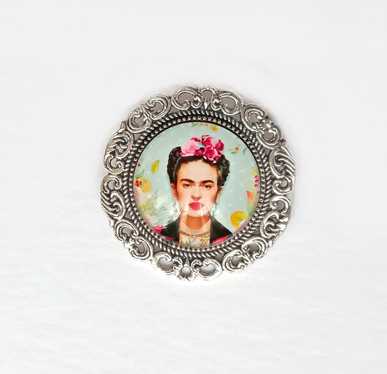 Frida cabochon brooch, silver Frida Kahlo brooch, gift for women, christmas gift, brooch with image of Frida frida azul claro