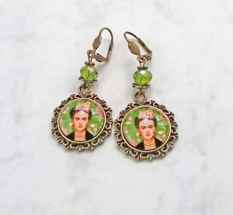 Pendientes grandes con Frida en verde olivo,pendientes en bronce Frida color rosa,bisuteria Frida Kahlo,regalo para mujer,regalo de Navidad imagen 1