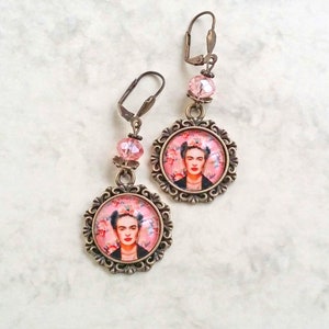 Pendientes grandes con Frida en verde olivo,pendientes en bronce Frida color rosa,bisuteria Frida Kahlo,regalo para mujer,regalo de Navidad Rosa