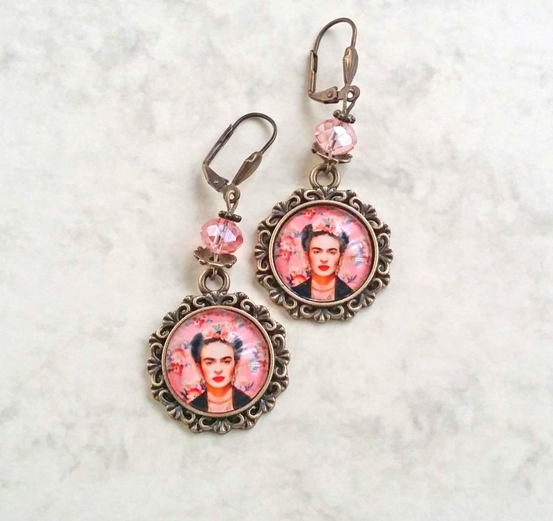 Pendientes grandes con Frida en verde olivo,pendientes en bronce Frida color rosa,bisuteria Frida Kahlo,regalo para mujer,regalo de Navidad Rosa