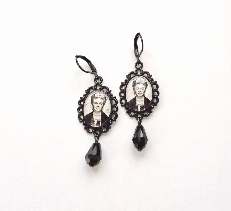 Boho Frida earrings, vintage style Frida earrings in black and white, Frida jewelry, special gift for Frida lovers, gift for best frend Frida sin gato