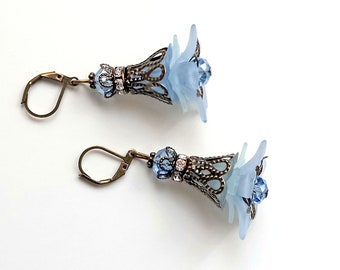 Pendientes azules con flor de lirio,pendientes florales boho,pendientes románticos con filigrana,regalo para ella,regalo mujer,regalo madre