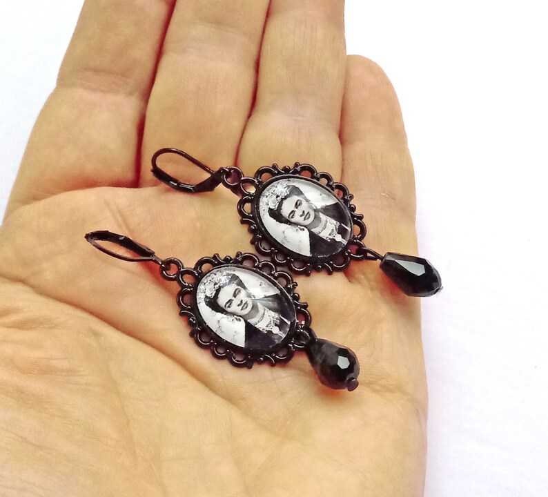 Boho Frida earrings, vintage style Frida earrings in black and white, Frida jewelry, special gift for Frida lovers, gift for best frend image 9