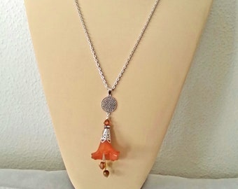 Lange bruine lelie bloem ketting, boho ketting, Victoriaanse stijl ketting, zomer ketting, bruine hanger