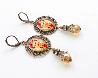 Pendientes boho Frida con lagrima,pendientes largos con Frida,bisuteria artesanal Frida Kahlo,regalo para mujer,regalo para amantes de Frida