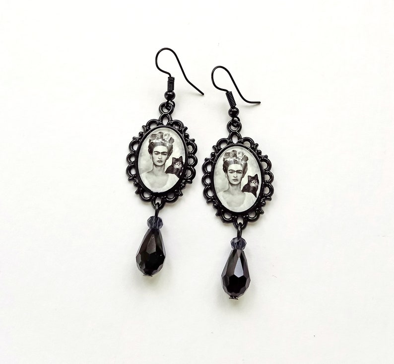 Boho Frida earrings, vintage style Frida earrings in black and white, Frida jewelry, special gift for Frida lovers, gift for best frend Frida con gato