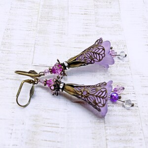 Pendientes lila,pendientes con flor de lirio lila,pendientes boho,pendientes colgantes,bisuteria lila,pendientes largos lila imagen 8