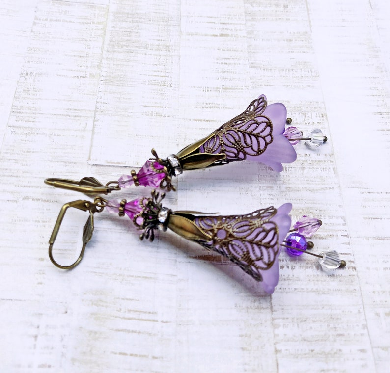 Pendientes lila,pendientes con flor de lirio lila,pendientes boho,pendientes colgantes,bisuteria lila,pendientes largos lila imagen 8