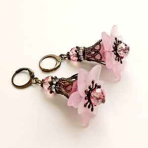 Lucite flower earrings,pink lily flower dangle earrings, filigree floral pink earrings, gift for mother,gift for boho girls,gift for she, image 2