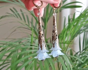 Boucles d'oreilles longues en filigrane et fleurs de lys bleu clair