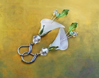 Pendientes blancos con flores de  "Calas",pendientes blancos florales,regalo para mujer,regalo de San Valentin,pendientes artesanales largos