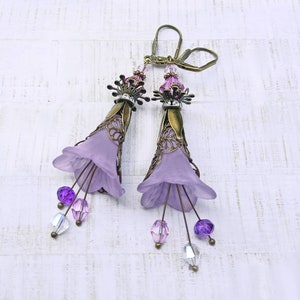 Pendientes lila,pendientes con flor de lirio lila,pendientes boho,pendientes colgantes,bisuteria lila,pendientes largos lila imagen 7