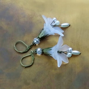 Brązowe kolczyki z białym kwiatem lilii, romantyczne kolczyki, białe wiszące kolczyki, biżuteria z kwiatami, prezent dla kobiet zdjęcie 1