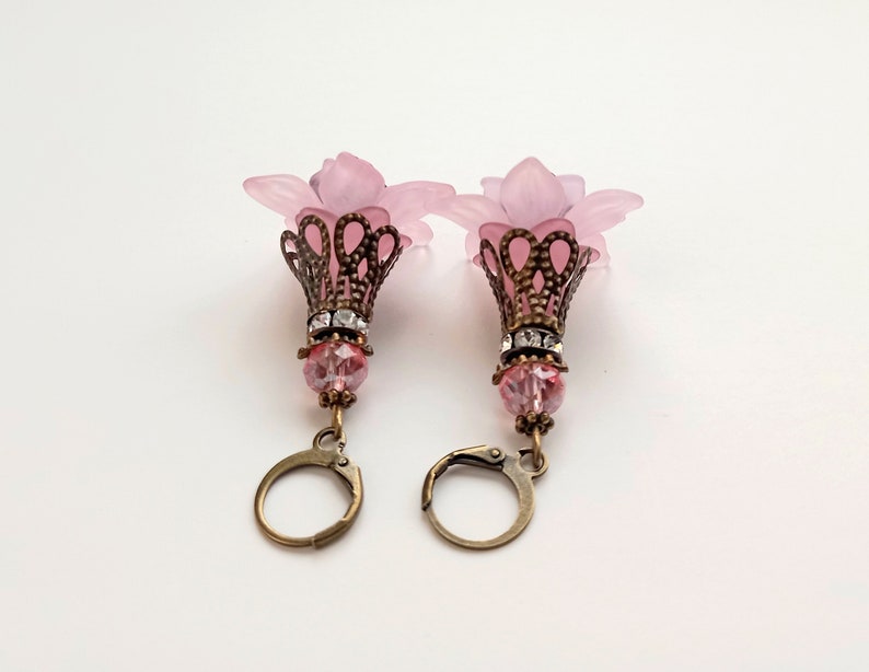 Lucite flower earrings,pink lily flower dangle earrings, filigree floral pink earrings, gift for mother,gift for boho girls,gift for she, image 3