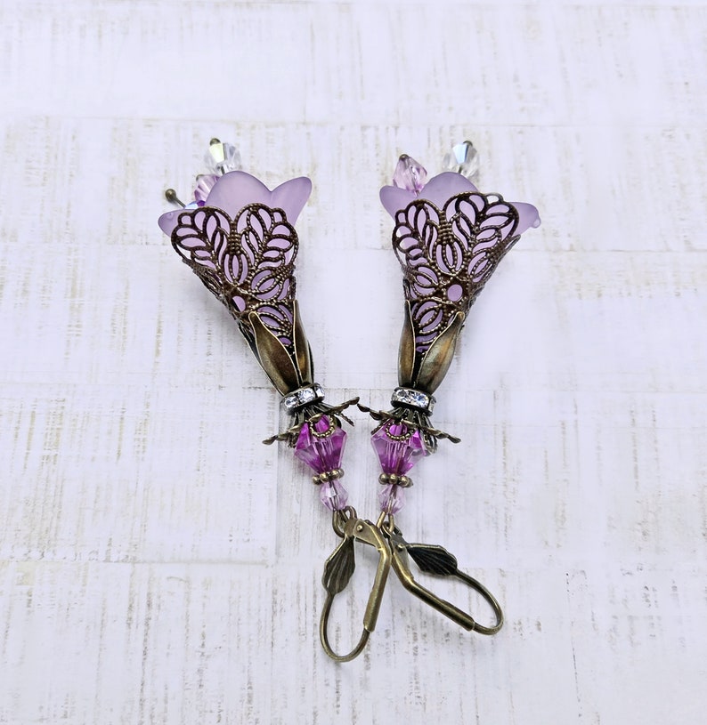 Pendientes lila,pendientes con flor de lirio lila,pendientes boho,pendientes colgantes,bisuteria lila,pendientes largos lila imagen 9