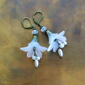 Brązowe kolczyki z białym kwiatem lilii, romantyczne kolczyki, białe wiszące kolczyki, biżuteria z kwiatami, prezent dla kobiet zdjęcie 2