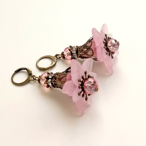Lucite flower earrings,pink lily flower dangle earrings, filigree floral pink earrings, gift for mother,gift for boho girls,gift for she, image 6