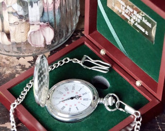 Reloj de bolsillo de plata grabado - regalos de padrinos - regalo de boda para el novio, padrino, padre y acomodador - favores de boda personalizados para hombres