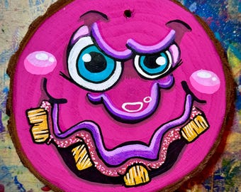 Miss Mary Wigglelips, Merry Monsters: Adorno de madera morado único, pintado a mano por Fragz