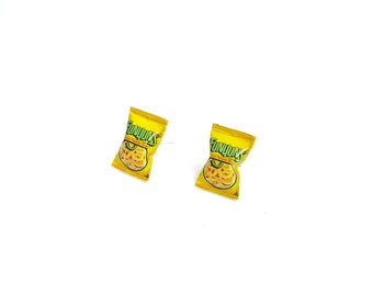Orecchini a bottone Funyuns in miniatura, gioielli in miniatura, orecchini di cibo spazzatura, qminishop, kawaii, carino, accessori, orecchini a borchie, snack, cipolla