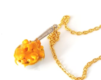 Collar de macarrones con queso en miniatura con cadena bañada en plata o en oro, macarrones con queso de arcilla polimérica, joyería de comida