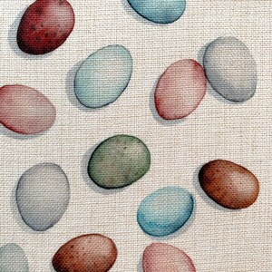Op de afbeelding: Een verzameling van 14 geschilderde ovale eieren in verschillende kleuren, waaronder blauw, groen, bruin en roze, op een beige textuur achtergrond.