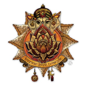 Puede incluir: Una ilustración colorida de una flor de loto con la cara de una deidad en el centro. La imagen está rodeada por una estrella de formas marrones doradas con el texto "bazaar love triangle" en una pancarta en la parte inferior.