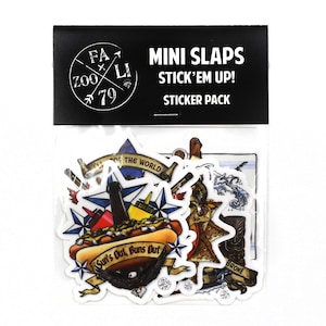 Peut inclure: Un pack de stickers avec le texte "MINI SLAPS STICK'EM UP! STICKER PACK" sur le devant. Le pack contient une variété de stickers avec différents motifs, dont un hot-dog, une étoile et un oiseau.