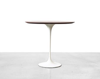 Mesa auxiliar vintage Tulip con tablero ovalado de nogal de Eero Saarinen para Knoll