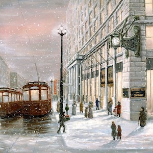 Op de afbeelding: Een besneeuwde stadstraat met twee rode trams en een groot gebouw met een klokkentoren. Het gebouw heeft een bord met de tekst "Marshall Field and Company". Er lopen mensen op de stoep en er staat een kerstboom in de etalage van het gebouw.