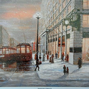 Op de afbeelding: Een vintage schilderij van een besneeuwde straat in de stad met twee rode trams en mensen die in de sneeuw lopen. De trams staan op de voorgrond en een groot gebouw met een klokkentoren staat op de achtergrond. Het schilderij is getiteld "Marshall Fields, A Bygone Era".