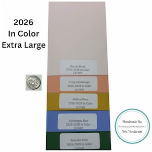 Puede incluir: Una pila de muestras de color en tonos de rosa, melocotón, amarillo, azul y verde. Cada muestra tiene una etiqueta con un nombre y un código de color. El texto "2026 In Color Extra Large" está en la parte superior. Una moneda está en la imagen.