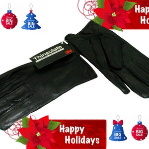 Puede incluir: Un par de guantes de cuero negro con aislamiento Thinsulate. Los guantes están sobre un fondo blanco con una flor de pascua roja y verde y una pancarta roja con el texto "Felices Fiestas".
