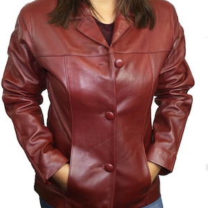 Veste ajustée pour femme en cuir d'agneau véritable bordeaux avec fermeture à boutons