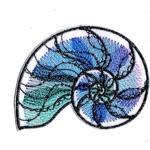 Op de afbeelding: Een geborduurde patch met een nautilus schelp in tinten blauw en groen. De schelp is spiraalvormig met een witte achtergrond.