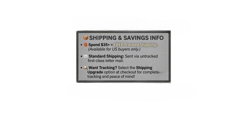 K&ouml;nnte beinhalten: Ein rechteckiges graues Hinweisschild mit schwarzem Rand, das den Text SHIPPING & SAVINGS INFO enth&auml;lt, gefolgt von Aufz&auml;hlungspunkten zu Versandrichtlinien, einschlie&szlig;lich kostenlosem Versand mit Sendungsverfolgung f&uuml;r US-Bestellungen &uuml;ber 35 $.