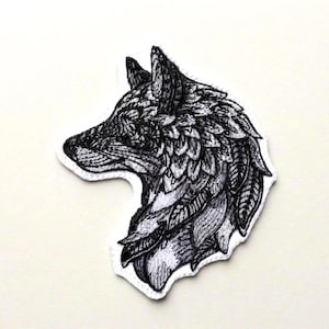 Broderad lapp med Timber Wolf • Grått strykmärke med vilda djur för jackor, ryggsäckar och friluftsutrustning