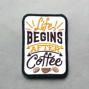 Peut inclure: Un écusson brodé rectangulaire avec un fond blanc et une bordure noire. Le texte indique Life BEGINS AFTER Coffee en fil jaune et marron foncé. Sous le texte se trouvent deux grains de café et une petite icône de tasse à café marron.