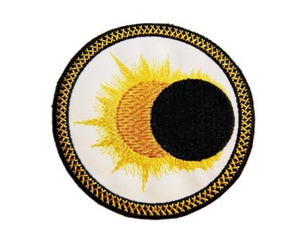 Geborduurde zonsverduisteringspatch - met de hand afgewerkte opstrijkappliqué van hemelse zon en maan voor ruimteliefhebbers - ronde badge van 3,5 inch