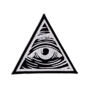 Könnte beinhalten: Schwarz-weiß gestickter Aufnäher mit einem Auge in einem Dreieck. Das Auge ist mit Wimpern und Pupille detailliert.