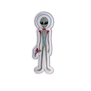 Op de afbeelding: Een grijs buitenaards wezen met een rode strik en een blauwe ruimtehelm die een rood en blauw stralende wapen vasthoudt. Het buitenaards wezen is geborduurd op een witte patch.