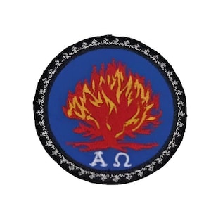 Peut inclure: Un écusson circulaire bleu et noir avec un motif d'arbre en forme de flamme rouge et jaune et le texte "AΩ" en blanc.