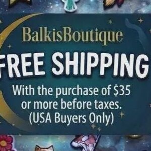 K&ouml;nnte beinhalten: Ein rechteckiges Schild mit dunkelblau-gr&uuml;nem Hintergrund, verziert mit einem goldenen Halbmond und Sternen. Der Text lautet BalkisBoutique, FREE SHIPPING, With the purchase of $35 or more before taxes. (USA Buyers Only). Mit kleinen bunten Symbolen.