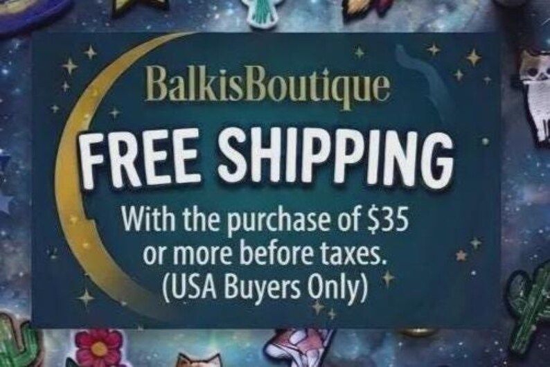 K&ouml;nnte beinhalten: Ein rechteckiges Schild mit dunkelblau-gr&uuml;nem Hintergrund, verziert mit einem goldenen Halbmond und Sternen. Der Text lautet BalkisBoutique, FREE SHIPPING, With the purchase of $35 or more before taxes. (USA Buyers Only). Mit kleinen bunten Symbolen.